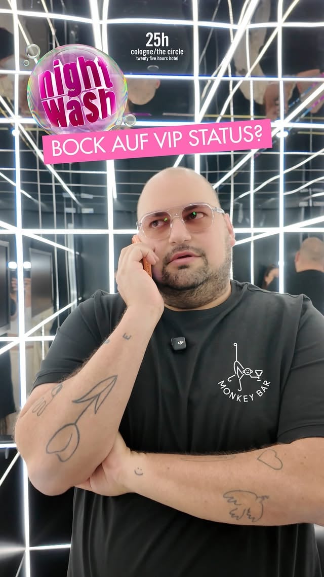 Köln! Bock auf VIP-STATUS?😎 Du hast ein Ticket für unsere NightWash Live Show am 08.07. im @gloria_koeln? Perfekt! Die Show ist bereits SOLD OUT!🫧🩷 Upgrade deinen Abend jetzt auf VIP-Level! ✨Mit deinem Ticket kommst du schon ab 17 Uhr in die angesagte @monkeybarcologne im @25hourshotel_cologne.Dort tauschst du dein Show-Ticket ganz entspannt gegen dein exklusives VIP-Bändchen – und sicherst dir damit feste VIP-Plätze bei unserer NightWash Show im Gloria Theater.Heißt für dich:🍸 Drinks vorab in der coolsten Bar Kölns😏 kein Stress🎟️ feste Plätze bei unserer NightWash Show✨ maximaler Comedy-Genuss am AbendProbier‘ unbedingt den exklusiven „Giggle Fizz“ – dein NightWash-Drink! 🍹 Also: Erst anstoßen, dann ablachen.Denn an diesem Abend gilt – du bist VIP. 💥😎#comedy #nightwash #monkeybar by @nightwash_official