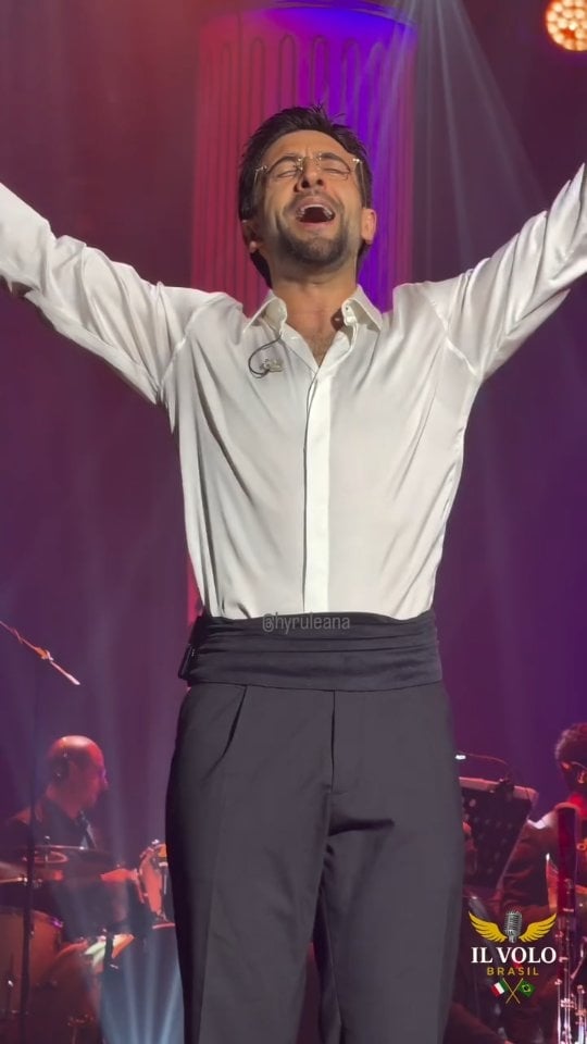 Curitiba, março de 2026.Piero Barone cantando “Como Vai Você” em português, totalmente entregue ao momento. O sorriso, o jeito de olhar pra plateia, a voz vindo forte e próxima ao mesmo tempo… tudo conecta.E o público responde na mesma intensidade, cantando junto, vivendo cada segundo com ele. 🎶💛🇧🇷@ hyruleana (tiktok)#ilvolo#ilvolobrasil#ilvolobrasil2026#ilvolobrasiltour#ilvolotour2026 by @ilvolo__brasil