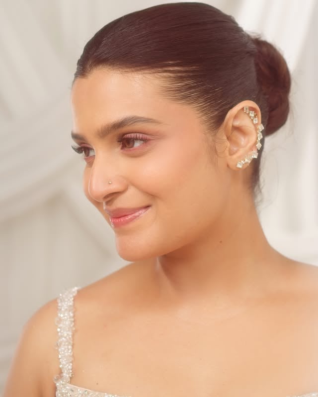Felt pretty, played “She,” romanticized the whole day… Still not over this look! 🤍 Makeup hair & styling @rizwan_themakeupboy Outfit @daislebridals DOP @plan.b.actions Decor @elixireventplanners #nottinghill Soft glam, cinematic beauty, vintage-inspired makeup, glossy lips, feminine energy, editorial fashion, dreamy lighting, old Hollywood aesthetic, romantic visuals, timeless beauty by @pillaidivya