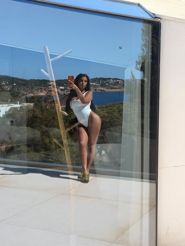 Ibiza, un carrusel cualquiera y una de mis personas favoritas 🤍🌊✨ @itzisma 💙🍀#ibiza #💙 #paz by @gabriellahahlingag