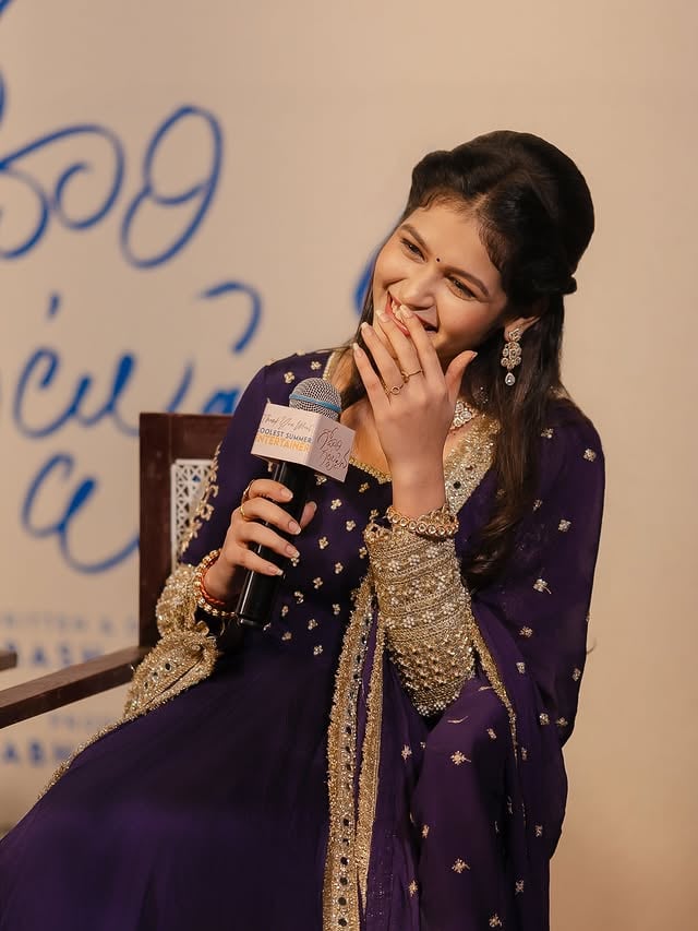 A beautiful ending to a journey I’ll always cherish. 🎥💖The movie ended, the meet ended, but the memories will replay forever✨Photography:- @une_studios Stylist:- @lasya15___ Makeover:- @girija_makeover Outfit:- @threads_by_girija Jewellery:- @ambica_bangles #trending #viral #love #instagram #reels by @_reenu_sk_