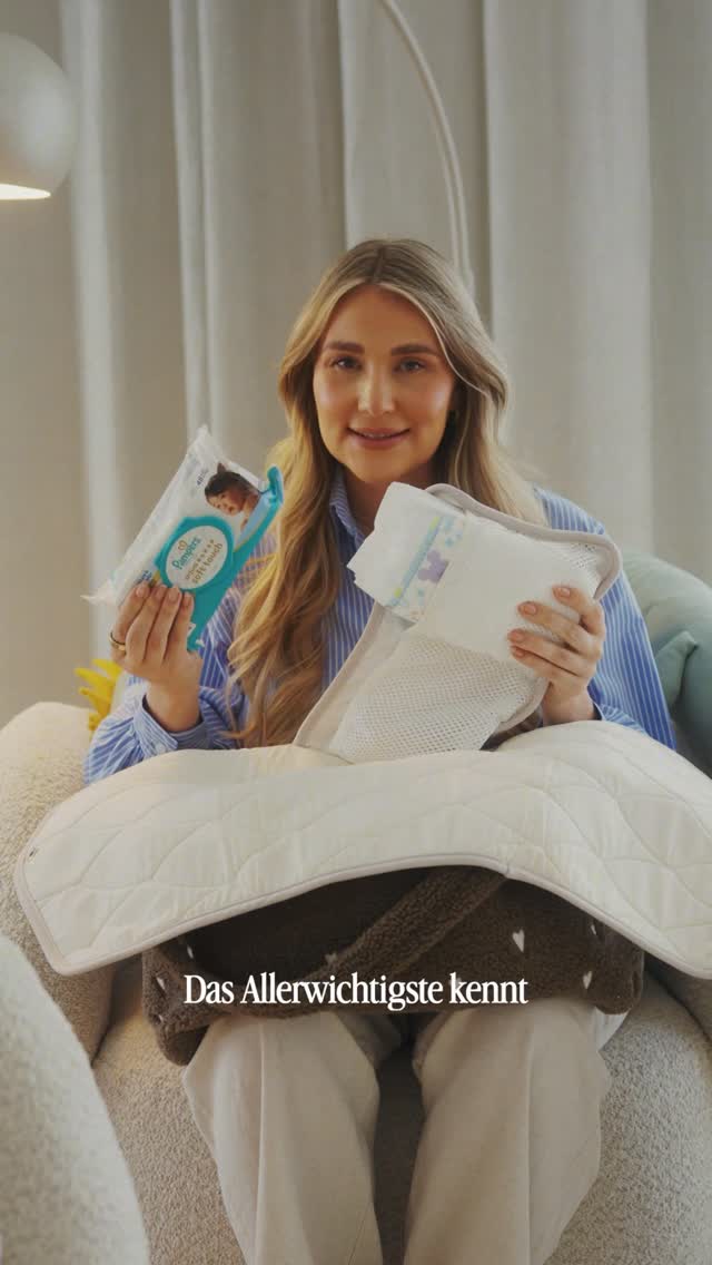 *werbung „What’s in my bag?“ war gestern, heute heißt es: What’s in my Wickelbag? 😅🍼Als 2-fach Mama ist meine Tasche mittlerweile ein kleiner Familien-Haushalt .. 🙃Von Pampers, einem Wechseloutfit und Milchpumpe bis hin zu Spielzeug für jede spontane Beschäftigung unterwegs 🤝🏼Und eins darf auf keinen Fall fehlen: Ohne die @pampersde Aqua Soft Touch Feuchttücher verlasse ich aktuell wirklich nicht mehr das Haus! 🙏🏽🙂‍↔️Sie sind einfach ein absoluter Allrounder für unterwegs, super sanft zur empfindlichen Haut der Kids und deshalb ein echtes Must-have in meiner Wickeltasche.🤍 Sie werden bei uns mittlerweile auch für alles zweckentfremdet: Klebrige Hände, verschmierte Gesichter, ausgelaufene Snacks, meine Schuhe, Autositze… die Liste ist endlos! 😂Schreibt mal in die Kommentare, was DAS eine Teil ist, ohne das ihr niemals das Haus verlassen würdet? 👀_________________#pampers #wickeltasche #zweifachmama by @anajohnson