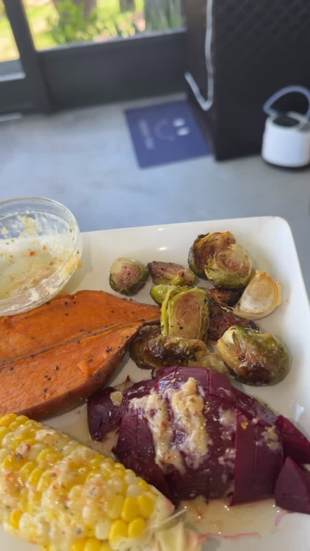 Ladies do you switch up your diet when it’s that time of the month ? I do this was my lunch today. I also cut alcohol, coffee and meat during this time. Share your tips and tricks below. #thehealthandwellnessbaddie #mscat215 by @mscat215