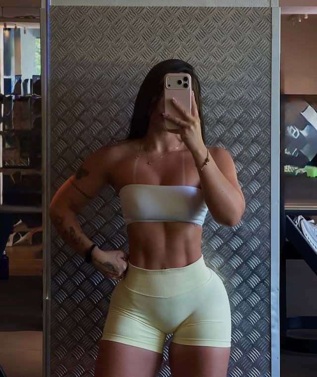 Durante mucho tiempo pensé que para tener un abdomen definido tenía que entrenar más y comer menos. Hoy entiendo que la verdadera transformación ocurre cuando aprendes a alimentar tu cuerpo sin culpa, sin miedo y sin restricciones extremas.Estudiar nutrición ha sido una de las mejores decisiones de mi vida, porque me ha enseñado que los resultados sostenibles no nacen del castigo, sino del conocimiento y de crear hábitos que realmente puedas mantener.Aquí te dejo algunos de los ejercicios de abdomen que más me han ayudado a fortalecer mi core y mejorar mi definición. 🔥💛 Desliza para verlos todos.Pero recuerda: ningún ejercicio puede compensar una alimentación que no está alineada con tus objetivos.Si quieres aprender a comer mejor, mejorar tu composición corporal y construir una relación saludable con la comida mientras consigues resultados reales, me encantaría ayudarte. ❤️📩 Escríbeme “RETO” por DM si quieres recibir información sobre mi primer reto y formar parte del proceso desde el inicio. by @daniellaoviedo_