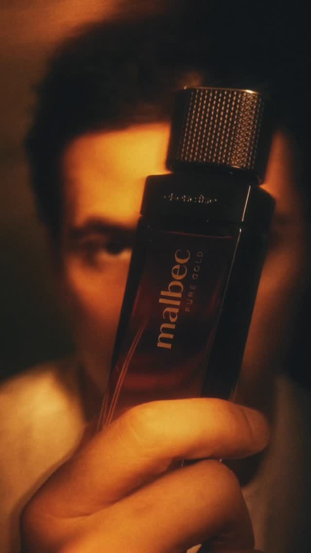 Malbec Pure Gold tem o mel - e o @fuentes também! 🍯A cada borrifada, sinta o encontro entre o amadeirado clássico de Malbec com o exclusivo acorde de mel vegano. Uma nota doce e sofisticada, que exala sensualidade com uma fixação potente.Faça como o Gabriel Fuentes e descubra porque Malbec Pure Gold #TemOMel. Quem aqui já experimentou? #OBoticário #MalbecPureGold#PraGeralVer: Vídeo começa com um close no rosto do ator Gabriel Fuentes, intercalado com cenas da fragrância Malbec Pure Gold. Gabriel segura o frasco próximo ao rosto. Imagens remetem a favos de mel. A embalagem aparece submersa em substância que lembra mel. Cenas finais mostram o ator se preparando para sair. Ele solta a fragrância em uma bancada. Vídeo se encerra. by @fuentes