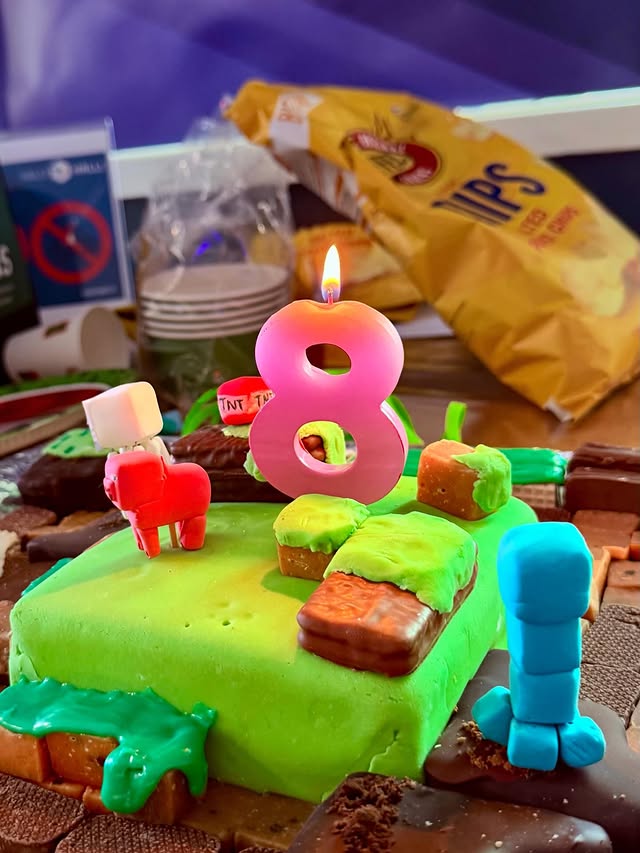 Tänä viikonloppuna on juhlittu 8-vuotiasta 🥳 Aamupala vuoteeseen, Käärijän keikka ja kaverisynttärit — aika täydellinen synttäriviikonloppu. 💚 by @risto_n