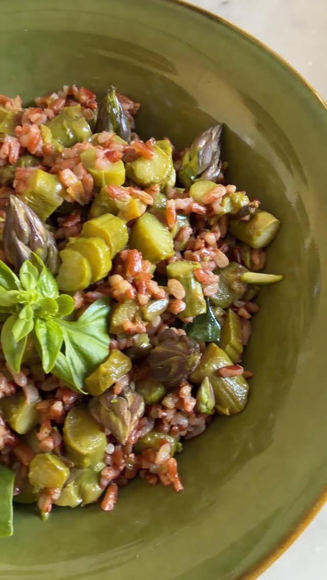 AD C’è una forza silenziosa nel scegliere con consapevolezza ciò che si porta in tavola. Ho iniziato a integrare Circom ad una cena semplice, ma mirata, per supportare il mio microcircolo. Quel momento di attenzione alla propria alimentazione può essere la differenza tra affrontare la giornata o subirla. Fatemi sapere se qualcuno di voi ha sperimentato qualcosa di simile. Ingredienti:80 gr di riso rosso integrale 8 asparagi Basilico qbOlio evo qbZenzero in polvere qb Dopo aver fatto bollire il riso, spadelliamo in padella con olio evo gli asparagi tagliati a pezzetti . Aggiungiamo a fine cottura foglie di basilico e polvere di zenzero poi il riso bollito . by @michelacoppaofficial