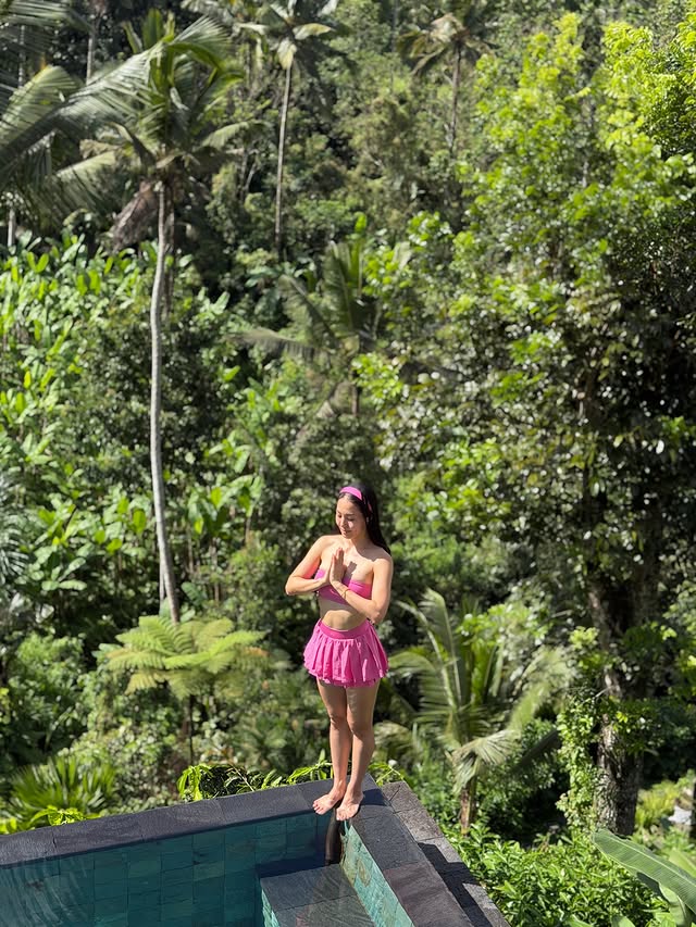 COMO Shambhala Estate 🤍@comohotels @comoshambhalaestate @comoshambhala Another highlights from our experience:• Functional Fitness Training at the GymChallenging in the best way possible. It instantly reminded me of my HYROX training and brought back that feeling I love… pushing limits, moving with purpose, and feeling strong.• Reformer & Cadillac in the Middle of the Jungle Absolutely breathtaking. The studio was literally surrounded by jungle views and nature in every direction. Moving and breathing in such a peaceful space made the whole experience feel magical.• Village Rice Field Cycling Adventure 🚴‍♀️We cycled around 7km through the local village and beautiful rice fields. Such a fun and memorable way to explore the surroundings while experiencing the slower rhythm of village life. Totally recommend if you want a little adventure mixed with nature.• Breathwork & Guided Meditation Calming, grounding, and deeply peaceful. The air up here feels incredibly fresh and clean, making every breath feel lighter and more intentional. One of those moments where you simply pause and appreciate being present.Every day here feels like a balance between movement, adventure, wellness, and slowing down 🤍#COMOShambhala #WellnessBeginsWithin #LuxuryWellness #BaliRetre by @jiminyoga