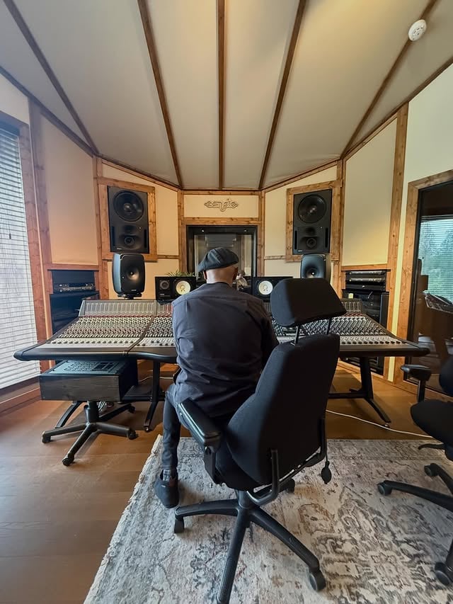 Ekaa kertaa @blak2na kanssa studiossa niin, että hän äänitti ja minä soitin rummut. 🎙️🥁Kaikkihan sen tietää, että Mamba on Suomen paras perkussionisti.🪘🪇 Sen lisäksi hän on myös erinomainen äänittäjä. 🎤🎚️🎶Oli silkkaa parhautta!❤️ by @risto_n