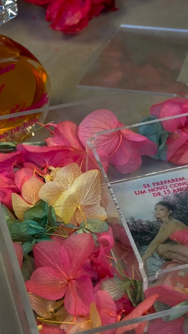 Um Save the Date que foi muito além de um convite… virou experiência. 💖Pensado nos mínimos detalhes e personalizado exatamente do jeito que a Manu sonhou, esse mimo encantou cada convidado antes mesmo da festa acontecer. 🌸✨O perfume trouxe identidade, memória e emoção para um momento que já começou inesquecível.Porque quando cada detalhe tem significado, o convite deixa de apenas anunciar uma data e passa a contar uma história. 💌E a história da Manu começou exatamente assim: única, delicada e cheia de personalidade. 🩷#SaveTheDate #XVdaManu #KiridasOficial #Debutante2026 #FestaDe15Anos
