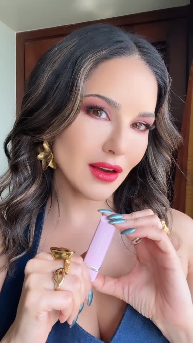 Coralicious - Stealing hearts.
.
(Luxe lipsticks, matte lipstick, hydra matte lipsticks, lip shade, luxe matte)