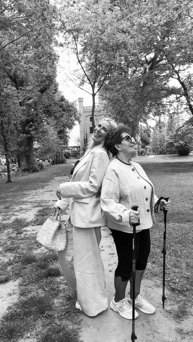 𝐌𝐨𝐭𝐡𝐞𝐫’𝐬 𝐃𝐚𝐲_________________Pierwsza roleczka Mamy ♥️.Garnitur @massimodutti sprzed roku .#mothersday #dzienmatki #matkaicorka #momanddaughtergoals by @ew_ka1
