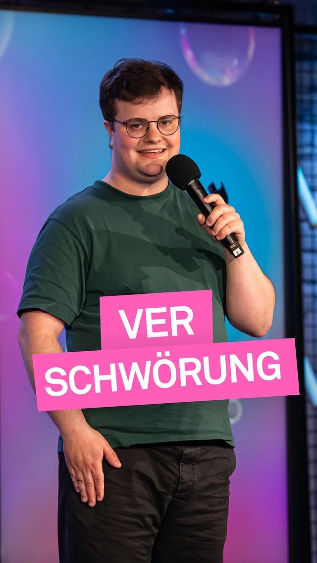 Hiding John ist da was auf der Spur 🕵🏼‍♂️#nightwash #standupcomedy #nightwashlive #nightwashclub #hidingjohn by @nightwash_official
