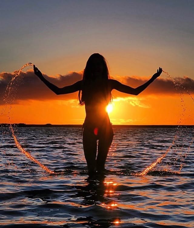 Hoy celebro nuestro dia con orgullo 🇮🇨 porque después de toda una vida fuera, después de haber viajado, haber conocido y vivido en las mejores ciudades del mundo , regreso a la isla por elección, porque sé que no hay mejor lugar para vivir. Ser Canaria en la distancia significa explicar de dónde viene tu calidez, vivir con el corazón dividido y soñar despierta con el olor a salitre y pino canario.Muchos buscan el paraíso viajando por el planeta. Nosotros tuvimos la suerte de nacer y crecer en él. La calidad de vida, la luz, nuestras costumbres, nuestra gente, nuestras papitas, el sancocho, el chorizo de Teror y la calma que nos brindan nuestras islas no se encuentran en ningún otro lugar en el mapa.Hoy vuelvo a mi raíz acompañada por mi familia con la plena certeza de que estoy en el mejor lugar del mundo , bajo el sol que sana, el Atlántico que abraza y en la paz que solo se respira aquí. Y como bien dice mi paisano @quevedo.pd honrando nuestra isla de aquí no me mudo ni borracho ✨Feliz dia de Canarias🇮🇨 by @ariadneartiles