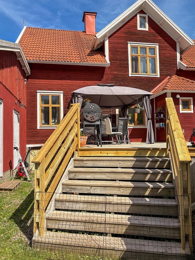 KLAR. Fan vad jag älskar att göra grejer själv utan att ta in fölk, man blir löjligt nöjd. Okej, kanske inte helt klar då, behöver göra nån typ av grind ist för kompostgallret för hur mycket jag än älskar djuren så är det ganska skönt att slippa bajs överallt på altanen och runt poolen. Anne-brun kommer ju upp ibland ändå, men det är iaf bara en av.. väldigt många. Var in en vända på stan imorse med, kom hem med blommor som jag planterade och sen satte jag mer gräslök. Städat upp i trädgården och klippt mer gräs, och gick en sväng med trimmern innan varenda batteri var döa. Skulle egentligen behöva ta stora trimmern och gå runt hagen, men det får bli en annan dag. Hade tänkt att måla sista strykningen på dörrfodrena, så de lär jag gå ut och göra inom tio minuter. Och så har jag stått och stirrat på mitt ena tak som behöver renoveras (fågelhuset) och funderat och funderat, och jag tror nog att jag i slutändan inte alls vill byta till plåt utan laga sticketaket och rädda originalpannorna. Någon som gjort det som kan komma med råd? by @jessiccaroos