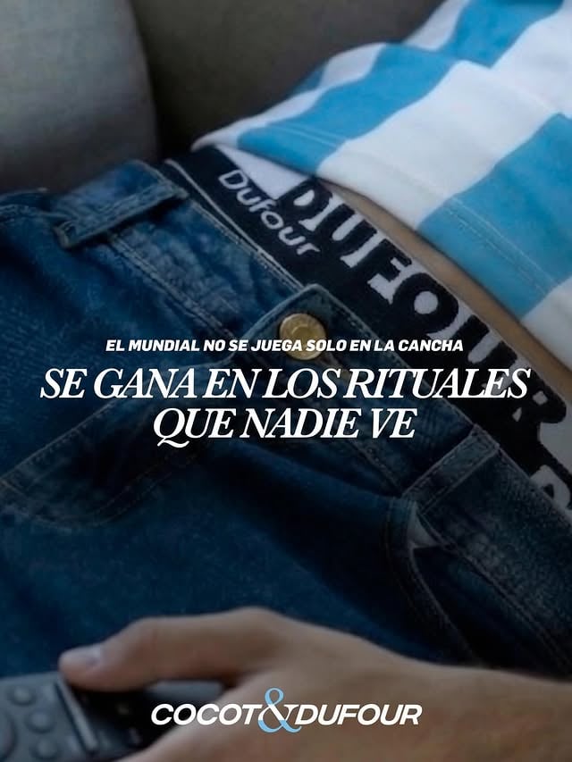 Cuando juega Argentina 🇦🇷✨ Mientras algunos gritan los goles con el alma, otros confiamos en lo que llevamos puesto: esa prenda que nos hace sentir seguros en los momentos de más nervios. 👕🙏 ¡El sentimiento no se explica y la cábala no se negocia! 💙🤍 by @cocotdufour