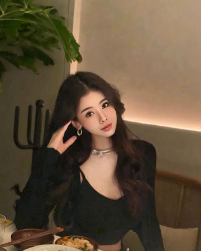 很喜歡的一句話：「深意總遲解，將愛卻晚秋。」意思是：很多事情，當下其實並不懂。直到人走遠了、感情散了、時光過了，才突然明白，原來當初失去的，是自己再也遇不到的人。人總是如此，年少時不懂珍惜，成熟後卻滿是遺憾。等讀懂了深情，愛卻已走到晚秋。有些後知後覺，不是不愛，而是明白的時候，已經來不及了。 by @tiffanylin9000