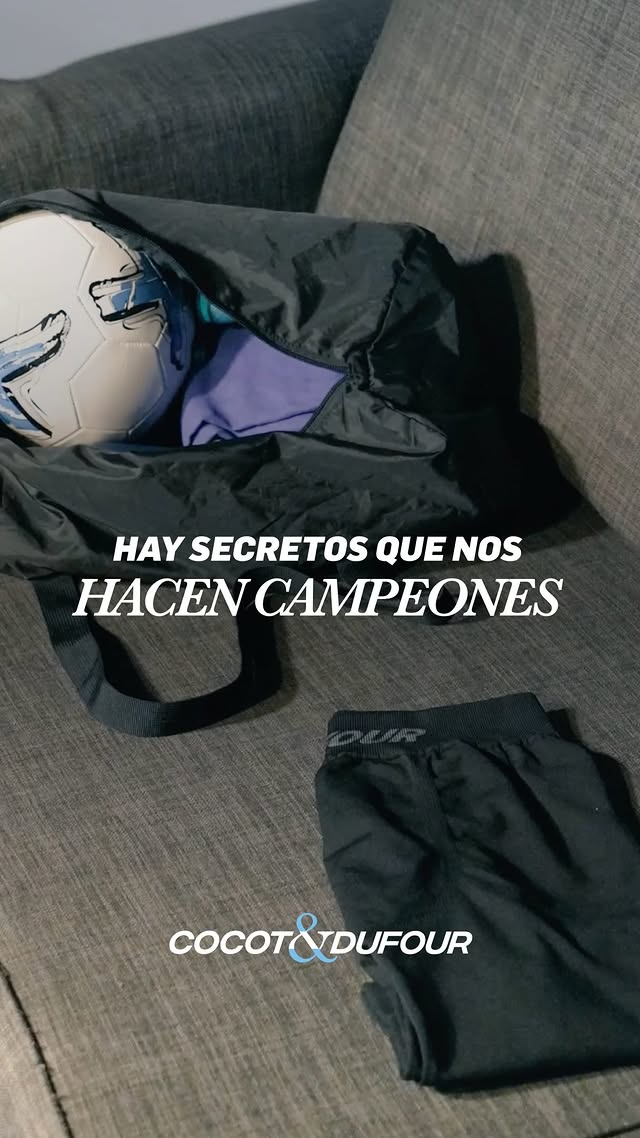 Esa prenda que te compraste un día cualquiera y terminó siendo testigo de tus alegrías más grandes 🏟✨Porque el Mundial es pasión ⚽🔥, pero también es ese secreto que llevás con vos a todos lados 🤫🇦🇷 by @cocotdufour