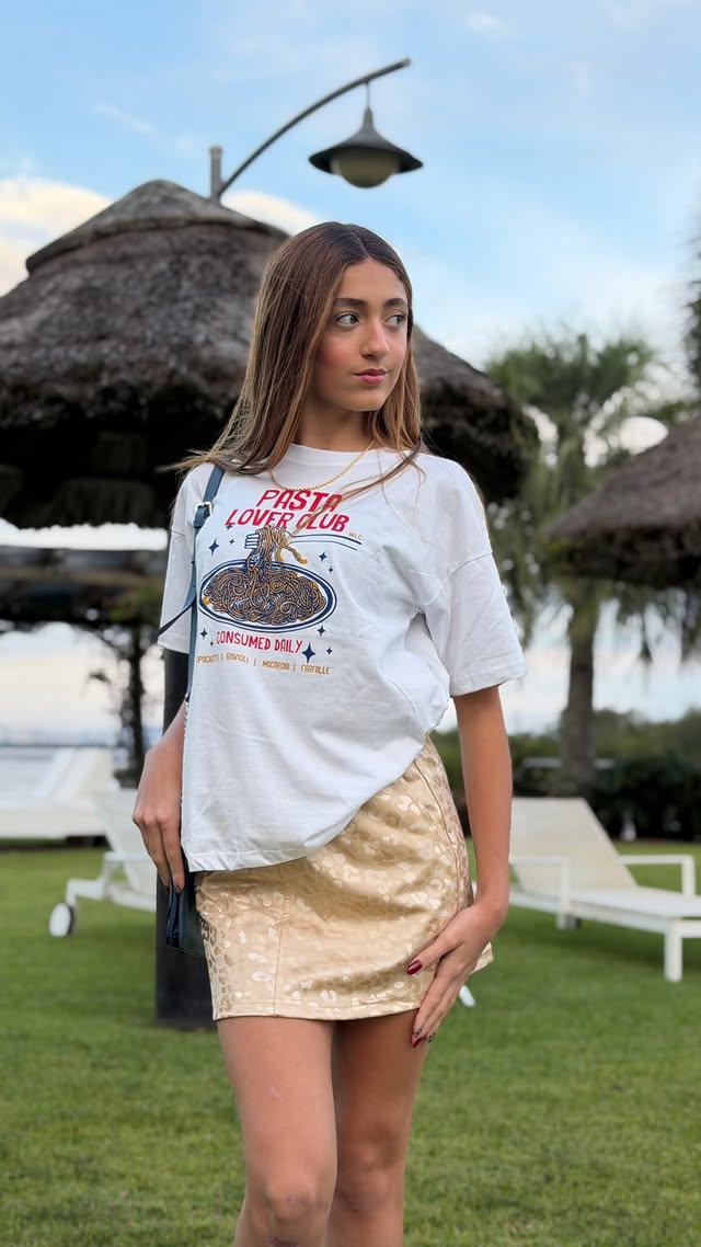 Classic look with a touch of Italy🇮🇹🍝Grife @welovegloss #camiharger #pastalover #modateen #modeloteen #umbeijodacami by @camiharger_