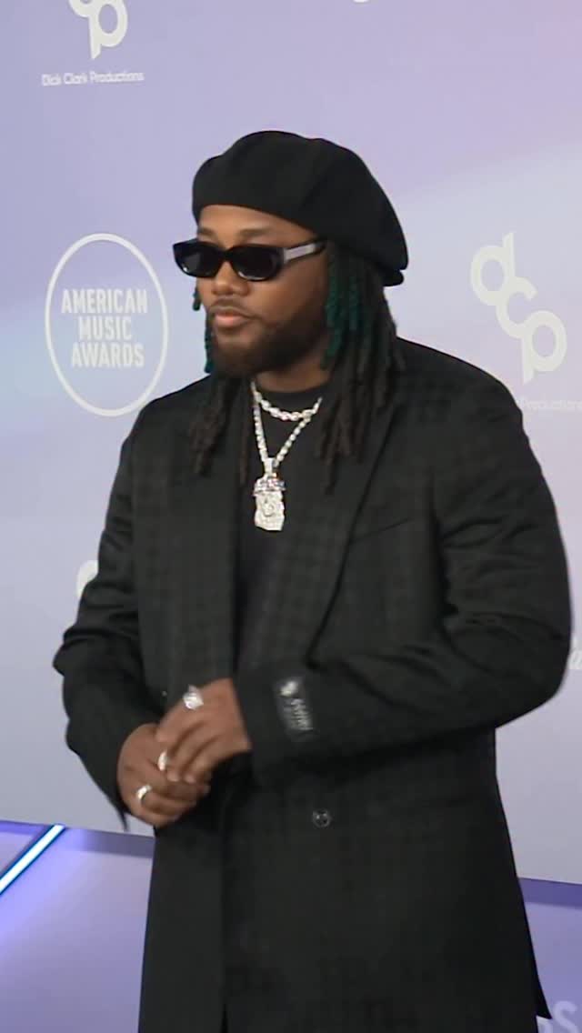 BREAKTHROUGH R&B ARTIST WINNER @leonthomas at the #AMAs by @amas