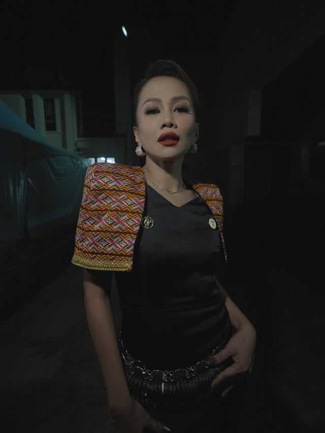 Sangat berbesar hati atas jemputan untuk membuat persembahan di Pertandingan Akhir Randawi Tavantang Kaamatan 2026✨Terima kasih kepada Pengerusi acara kita @casey.jovial & pihak penganjur, kru, dan semua yang terlibat serta pengalaman yang tidak dapat dilupakan. Kotobian Tadau Tagazo Do Kaamatan! 🌾Makeup and hair @gebrielpadan_ Designer @jennmuah #RTK2026 by @stacyanam