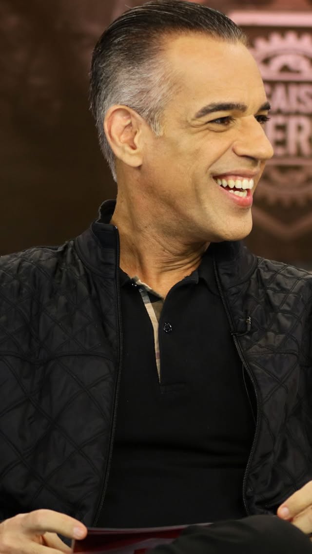 Nem toda guerra em um relacionamento começa grande… mas cresce quando ninguém interrompe. Existe um momento em que insistir em “estar certo” custa caro demais, custa a paz, a conexão e, muitas vezes, o próprio relacionamento.Relacionamentos sólidos são construídos com consciência, não só com sentimento. Exigem decisões maduras, conversas difíceis e, principalmente, disposição para ajustar a si mesmo antes de tentar mudar o outro. Quem quer um relacionamento que dure precisa aprender algo simples, mas raro: responsabilidade emocional.Porque não é sobre quem cede mais… é sobre quem entende o valor do que está construindo. #TheLoveSchool #CasamentoForte by @theloveschool