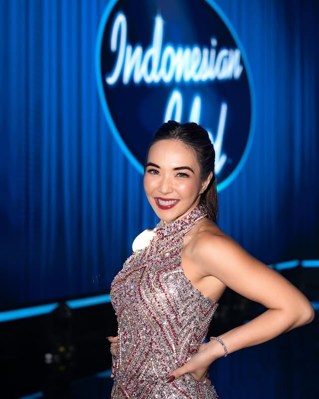 Result & Reunion @indonesianidolid XIVA little throwback to the moments we shared on stage and behind the scenes 🤍Still grateful for every laugh, every hug, every song, and the chance to reunite again after all this time🥹🫶Always feels special being back with these beautiful souls, even just for a moment ✨.📸 @dickaldick__ 💄 @aninditamakeupart 👗 @senjabynrdn @siluetbysenja 💍 @clemenceellery 💅 @linneabeautybar_id by @gisel_la