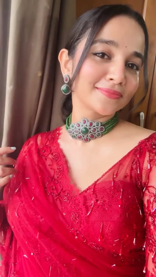 Can’t get over this saree! @bespoke_de_sol ♥️Jewellery @kaavyamsparkle #sareelove by @annam_jon