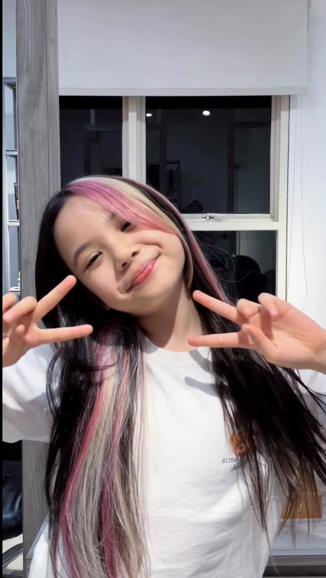 Lagu “Sadis” yang nyanyi Afgan,Lagunya lembut walau menyakitkan,Anak gadis mau liburan,Nagih cat rambut warna Neapolitan..Hihihi ada aja idenya Gemmm..Meshhhhhhhh🤏🤏🤏Makasi onti @dianaiden @scissorhood.hairstudio ✨ by @gisel_la