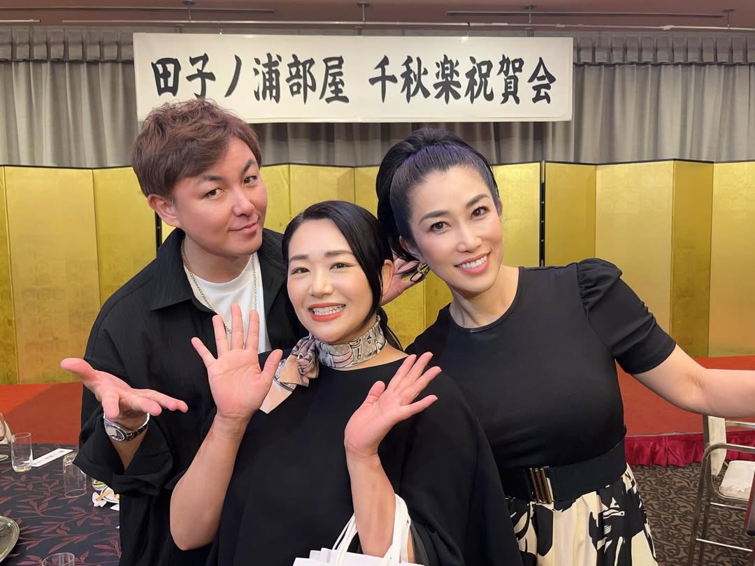 本日 土曜日📻✨16:00〜SKY WAVE FM89.2MHz「SKYWAVE EVENING 中村詩織の食育防災ラジオ」18:00〜「前田瑠美と桜井はやとのチェストにっぽん」先日は田子ノ浦部屋千秋楽パーティーでも、桜井はやとと一緒に楽しい時間を過ごさせていただきました✨そして同じSKY WAVE FMでは、鹿児島出身の後輩・中村詩織ちゃんも番組を担当しています😊詩織ちゃんは、食育・防災の普及活動や、能登半島での支援活動、日本初の「レスキューキッチンカー®︎」プロジェクトなどにも取り組みながら全国で活躍中✨ 同じ鹿児島出身として、こうして同じラジオ局で頑張っているのは本当に嬉しいです✨今日は16:00〜 中村詩織の食育防災ラジオ18:00〜 前田瑠美と桜井はやとのチェストにっぽん鹿児島メンバーでSKY WAVE FMを盛り上げます✨ぜひお聴きください😊📻SKY WAVE FM89.2MHzhttps://www.jcbasimul.com/radio/1336/ by @rumi_maeda