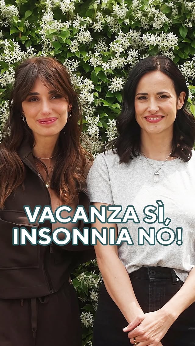 Per affrontare il jet lag senza perdere il ritmo, in valigia non possono mancare i prodotti giusti per dormire meglio e arrivare più riposati. ✈️🌙La tua valigia è già pronta a battere il jet lag?#JetLag #TravelRoutine #VacanzaPerfetta #SleepRoutine #TravelEssentials by @michelacoppaofficial