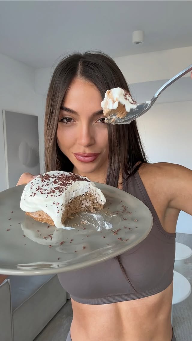 Volvi de entrenar (con mi set hermoso @cocotdufour 🤎) antojada de algo DULCE y salió esta receta express que la haces LITERAL en 5! Mi nueva favorita para cuando no tengo tiempo pero quiero algo dulce proteico y macro friendly 💪🏼 te dejo la data! Ingredientes▫️25g avena instantánea Quaker▫️1 huevo▫️40g yogur griego (yo use @kay_yogur_griego )▫️10/15 g de proteina (use la de chocolate de @vitamin.way ! Tienen el 15% con el codigo TEAMJOSE)▫️30ml leche de almendras sin azúcar La Serenísima▫️Vainilla + canela▫️½ cdita polvo de hornearTopping 🤍▫️60g yogur griego Cómo la hice:1. Mezclá todo hasta que quede bien homogéneo.2. A taza / bowl apto microondas.3. Micro 70–90 segundos (clave NO pasarla de cocción → centro apenas húmedo = otro nivel).4. Terminá con el yogur arriba + el topping que mas te guste! Yo le ralle chocolate al 70% 🤤Macros (incluyendo topping):🔥 275 kcal💪 29.5g proteína🍞 22.4g carbos🥜 8.8g grasasGuardate esta porque entra perfecto de desayuno, merienda o antojo dulce post entreno 🤝 by @cocotdufour