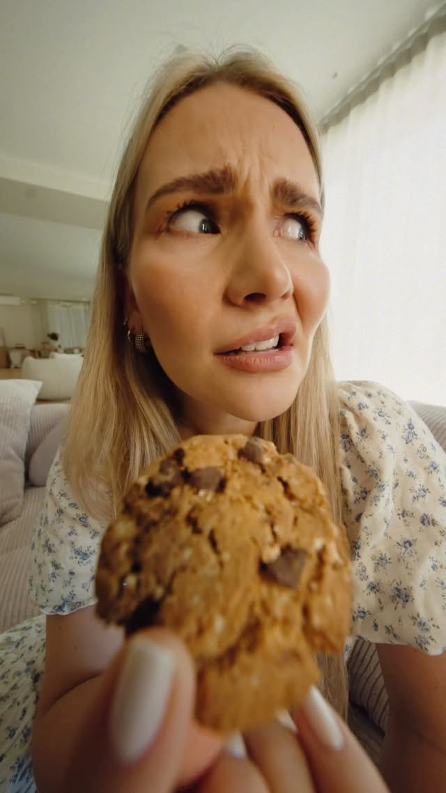 *werbung Und so zerbröselt der Keks nunmal .. 👶🏼😅Zwischen Alltags-Chaos, Spielzeug wegräumen und Haushalt schmeißen sind kleine Auszeiten manchmal alles, was man braucht, um kurz durchzuatmen und neue Energie zu tanken. 🙏🏼Meine kleinen Feierabend-Momente aktuell:Cereola Der Kernige mit Haferflocken, gerösteten Haselnüssen, Kürbis- & Sonnenblumenkernen und Cereola Cookies mit ChoViva Chunks, Haferflocken & Haselnüssen. Uff .. 🤝Alle Mamas wissen: Manchmal müssen ein Keks und 3 Sekunden Ruhe reichen, um durchzuhalten!😅🍪🍪 GEWINNSPIEL 🍪🍪Ich hab noch eine kleine Überraschung für euch: Ihr könnt gerade eine 3x1 Selfcare Box inklusive Cereola Probierpaket gewinnen!🥰Zum Teilnehmen müsst ihr einfach @cereola_ folgen und in die Kommentare schreiben, für welchen Auszeit-Moment ihr die Cereola Kekse braucht 🤭Die Gewinner*innen werde ich dann am 12.06. per Zufallsprinzip auslosen und kontaktieren. Die ausführlichen Teilnahmebedingungen findet ihr hier: https://www.cereola.de/teilnahmebedingungen/Viel Glück 🤍🙏🏼_________@‌cereola_ #cereola #gutesnaschen #gewinnspiel by @anajohnson