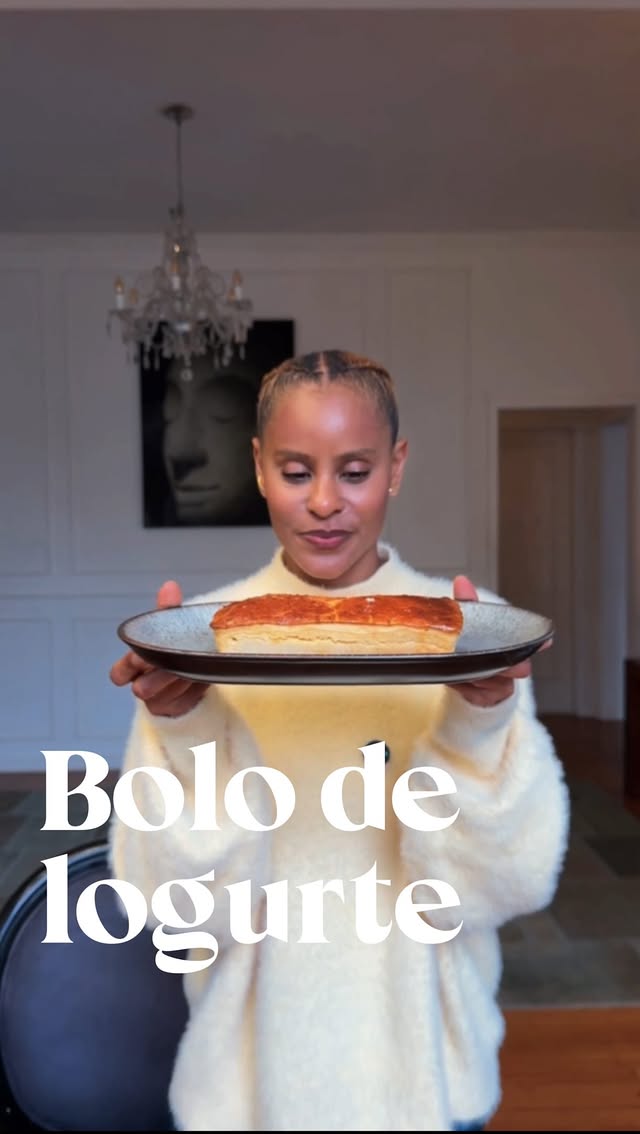 Eu fico muito orgulhosa quando vejo vocês fazendo as receitas em casa, isso me motiva a continuar - ainda bem, porque eu tô apaixonada por esse quadro!Bolo de Iogurte com Frutas Vermelhas:2 xícaras de iogurte grego 450g3 ovos50g de farinha de aveia50g de amido de milho1 colher de chá de essência de baunilhaCobertura:Coco ralado finoGeléia de frutas vermelhasNão esqueçam de me marcar se vocês fizerem a receita em casa!!!! by @alinewirley