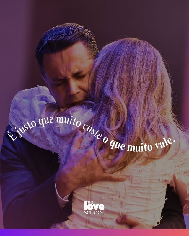 Porque por trás de um abraço… existe escolha.Escolha de permanecer, mesmo quando não é fácil.Escolha de ajustar, ceder, aprender. O amor real não é feito só de momentos bonitos, ele é construído nas diferenças, nos desafios e nas decisões que ninguém vê. E é isso que torna tudo tão valioso.Não é sobre ter um relacionamento perfeito… é sobre não desistir quando seria mais fácil ir embora. É sobre olhar pra quem está ao seu lado e lembrar: “vale a pena lutar por nós.” ✨ O que é verdadeiro, dá trabalho. Mas vale cada passo.📲 Marque quem caminha com você💬 💬 Deixe um comentário carinhoso para quem te completa e marque ele (a) aqui #TheLoveSchool #Amor by @theloveschool