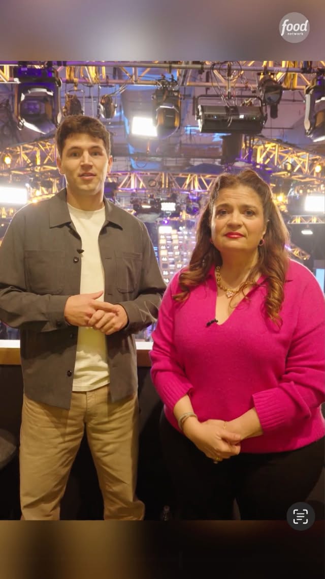 @nick.digiovanni and @guarnaschelli are giving us a sneak peek at the set of #100Cooks and talking about judging competitors who are home cooks, not fancy, professionally trained chefs. 

#100Cooks > Sunday @ 9|8c