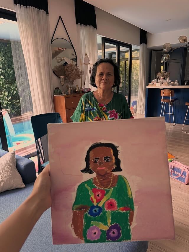 Opung sayang.. Nanti “Jumpa Lagi” ya pung kayak salah satu lagu kesukaan Opung yg selalu buat kita ketawa kalo diceritain ulang(sambil Opung praktekin koreo ibu ibu Bhayangkari Binjai yg wktu itu suting di bundaran HI dulu entah tahun berapa itu lupa🥹)Bahkan lagu ini masih sukses bikin Opung senyum dan nyanyi sebentar bersama waktu Sela di rumah sakit hari Rabu kemarin🥹 ga kepikiran kalo itu akan jd pertemuan terakhir, nyanyian terakhir, dan pelukan terakhir kita berdua saat Opung masih hidup🥹😭Sela bersyukur kmrn jg masi dikasih waktu buat sama sama worship dan berdoa sm Opung 🥹Opung yg paling manis, paling sabar, paling positifff pikiran dan tuturnya… yg ga pernah menghakimi tapi selalu merangkul dengan nasihatnya yg ttp penuh kasih..Trimakasih ya Pung buat semuanya..Sudah ga sakit lagi yaaa Opung Gundut kami yg gak gundut lagi😭Sela nyusul besok ya Pung ke Binjainya..maafin harus selesaiin tanggung jawab di Jkt dulu😭Sayang Opung selalu… by @gisel_la