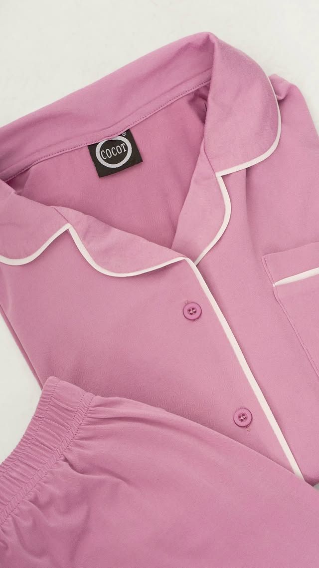 ¿Cuánto pagarías por un pijama? 😌Porque vimos opciones muy parecidas a precios que nos dejaron pensando... En Cocot encontrás este conjunto a mitad de precio.Y lo mejor es que no sólo se ve lindo, también es muy cómodo. De esos pijamas que te ponés para dormir y terminás usando todo el día.✨ Camisa manga larga con detalles al contra tono.✨ Pantalón recto con cintura elástica.✨ Disponible en rosa y negro.✨ Talles 1 al 4. by @cocotdufour