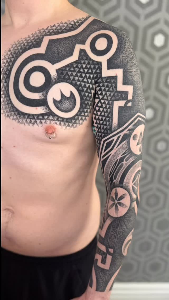 Super stoked to do this subtle Legend of Zelda tattoo. It’s made up of different geometric symbols and patterns from the game and the little surprise of color in the underarm was just the icing on the cake. I would be down to do more like this for sure! I enjoyed doing the color neon effect and I can already picture some cool ways I could incorporate it into my usual dot work / geometric tattoos. Now booking appointments for this summer - dm me or email tattoos@live.ca by @coryferguson