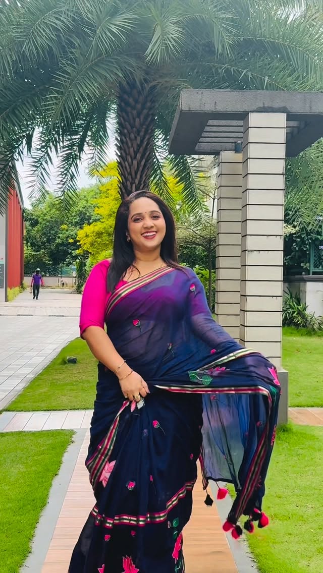 Pure mul cotton saree with lotus print.. Navy blue &pink colour combination trending saree 💙💖💙@mangaii.in Make up @roshnairin_makeovers Videography @niyaroseann Stylist @vdu_v_design_u Editing @adhi.thyyan#mulcottonsarees#mulcotton #reelitfeelit #reels #annmariaofficial by @annmaria_official