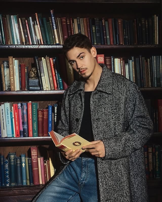Novas fotos do Hero, do Dónal e da Zine para a Amazon MGM Studios para promover a série ‘Young Sherlock’ 📸 via: bentalbott#herofiennes #herofiennestiffin #heroftportugal by @heroftportugal