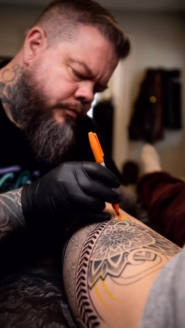 Would you let someone draw your tattoo straight on you? Drawing on geometric patterns with a marker isn’t about showing off, it’s about using the best method to apply designs to difficult areas of the body. Areas that are essentially impossible to stencil. Having large areas of pattern matching up all the way around an arm or a leg just isn’t gonna happen with sheets of stencil paper, but mapping out the body with a grid makes it fit seemlessly. I stencil whenever I can because I will always use the most efficient method to get my client the best results. If you’ve ever thought about a seemless pattern arm or leg sleeve or a pattern over a rounded body part like the shoulder cap or even your head - shoot me a DM or email tattoos@live.ca to talk about your next tattoo. by @coryferguson