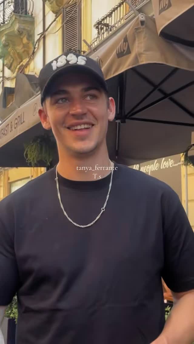 Novo vídeo do Hero hoje (01/06) com uma fã em Palermo, Itália 📸 via: tanya_ferrante/tiktok #herofiennes #herofiennestiffin #heroftportugal by @heroftportugal