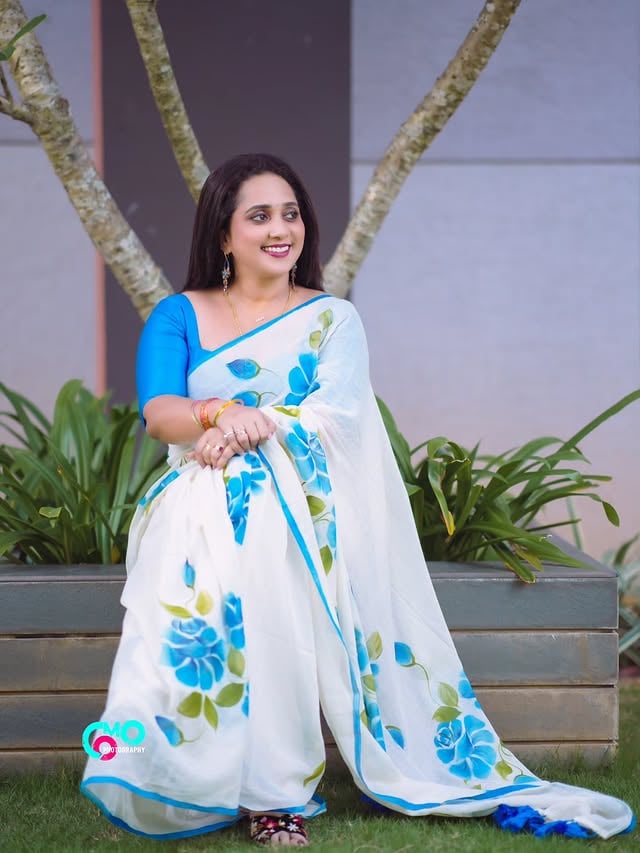Pure mul cotton saree beautiful floral print💙💙💙 @thebrandstorebyfebitha Videography @como__photography Make up @roshnairin_makeovers Stylist @vdu_v_design_u #mulcotton #mulcottonsarees #annmariaofficial #saree #sareelove by @annmaria_official