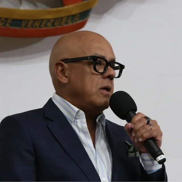 El presidente de la Asamblea Nacional (AN) diputado Jorge Rodríguez (PSUV/Nacional) indicó que insistirá en la búsqueda de acuerdos, diálogo y puentes de comunicación para fortalecer la convivencia democrática. Así lo expuso durante el debate del acuerdo para respaldar la Consulta Nacional sobre la Reforma de la Justicia Penal, que impulsa la presidenta encargada de la República, Delcy Rodríguez, para recoger propuestas que fortalezcan el sistema judicial venezolano. El parlamentario cuestionó que existan sectores políticos del país que mantienen una actitud de perdonavidas que tanto daño le hacen a la vida social del país. "Eso quiere decir que cada vez que hay una iniciativa para promover la convivencia, para fortalecer la democracia y para buscar acuerdos con los sectores políticos, vamos a toparnos con una cierta actitud de perdonavidas", precisó Rodríguez. Para ampliar esta información, ingresa a www.asambleanacional.gob.ve by @asamblea_ven