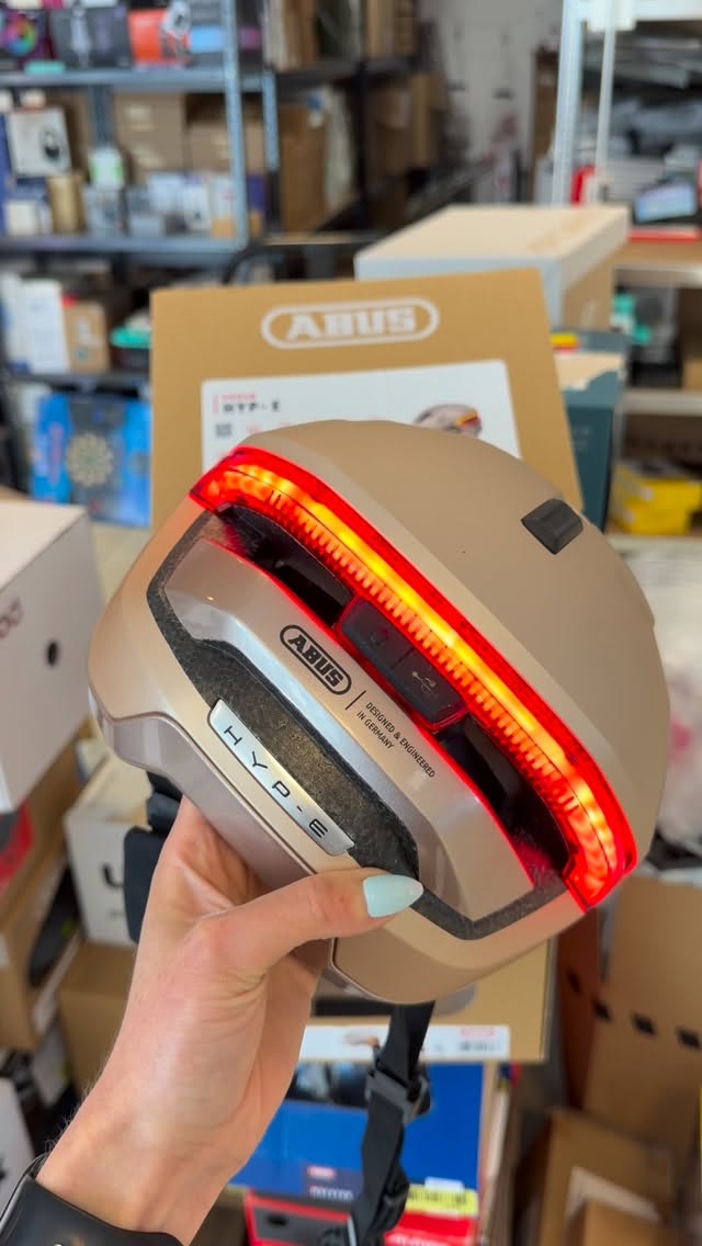 Kask rowerowy ABUS Hyp-E rozmiar S Champagne gold Zintegrowane oświetlenie 360 stopni + kierunkowskazy Dedykowany do e-bike Cena 549 zł #kask #outlet #abus #bike #ebike by @ekama_outlet