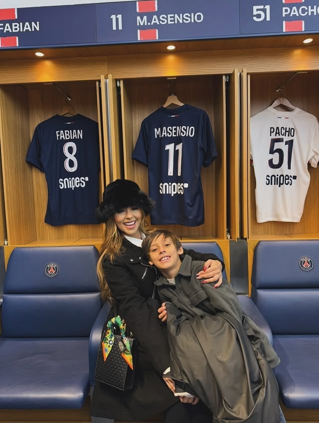 Hoy es un día perfecto para recordar este momento icónico con mis favoritos 🇫🇷🏆♥️⚽️ Ici c’est Paris! 🇫🇷 by @keysg