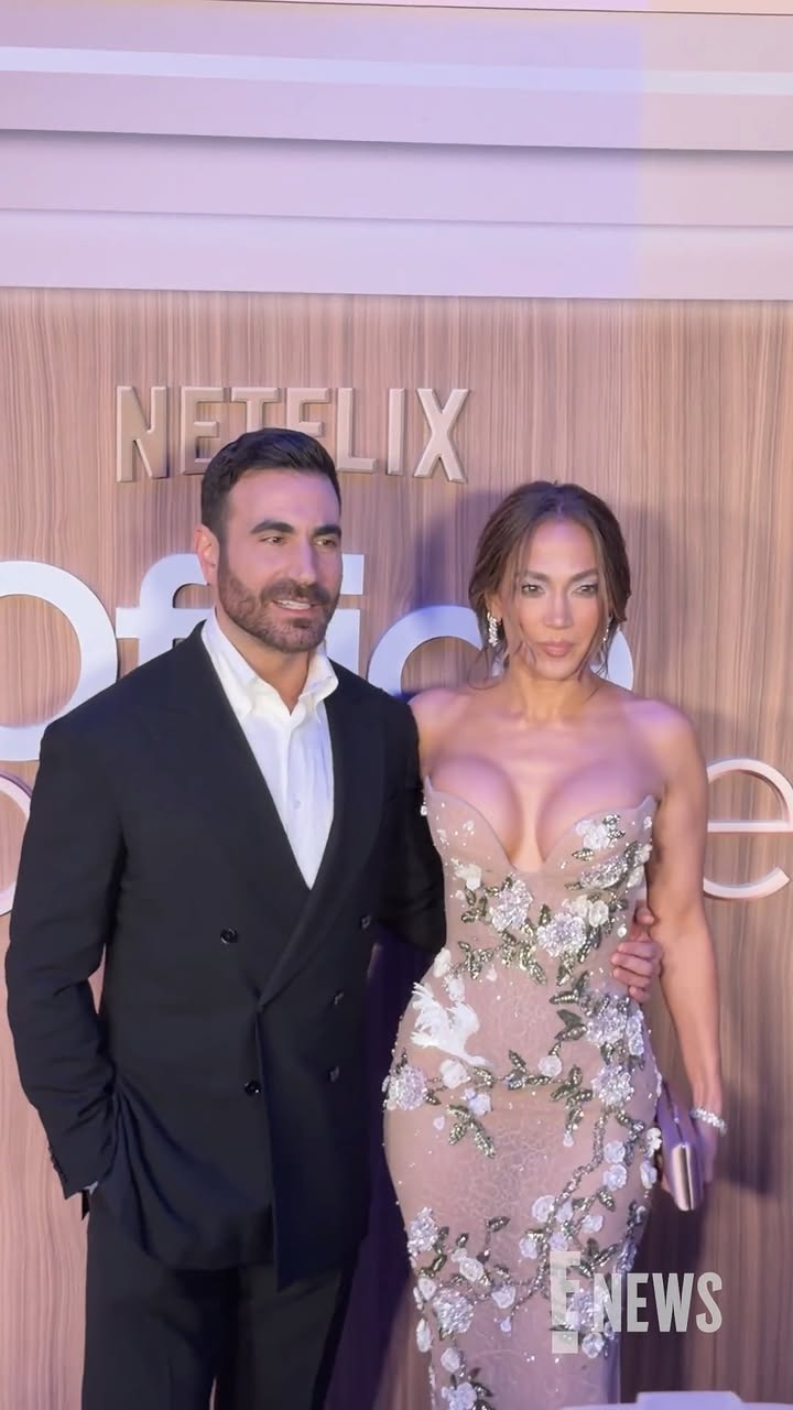 Let's get loud for Jennifer Lopez and Brett Goldstein at the "Office Romance" premiere in New York. 🤩 (🎥: @JPASC24)