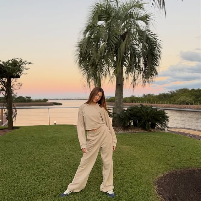 Minimalista, versátil e atemporal.✨Perfeito para aproveitar o fim de semana com estilo, sem abrir mão da leveza e do caimento impecável!Grife @amopinkx Produtora @soulpress.mkt #camiharger #modateen #modeloteen #lookestiloso #umbeijodacami by @camiharger_