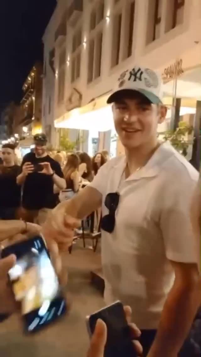Novo vídeo do Hero ontem à noite (30/05) com fãs em Palermo, Itália 📸 via: federicacaracausi/tiktok #herofiennes #herofiennestiffin #heroftportugal by @heroftportugal